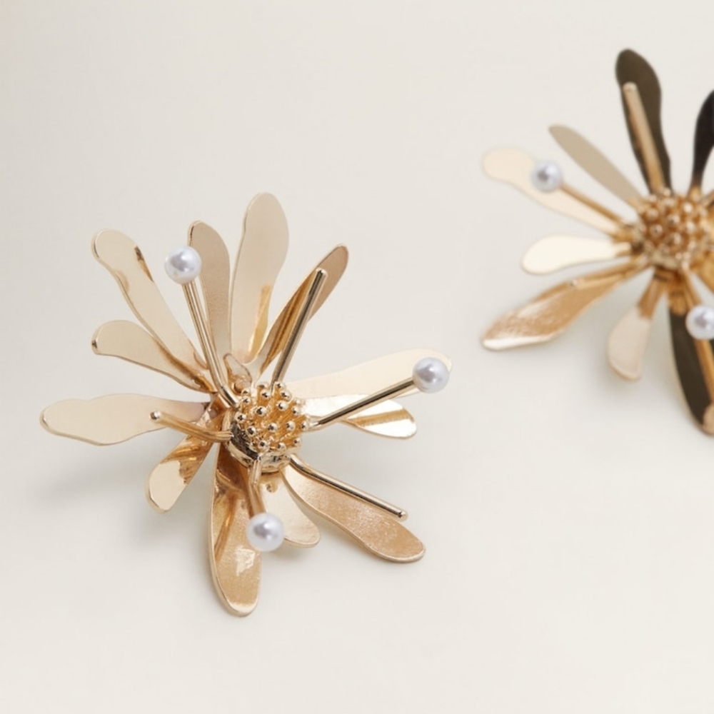 Mango flower beaded earrings